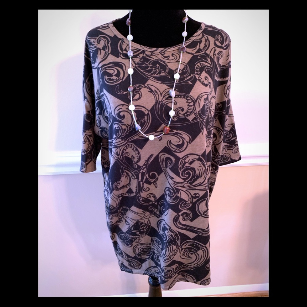 Lularoe Irma-size XS (necklace not included)
